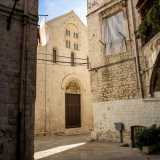 La strada porta alla Chiesa di San Gregorio e quindi alla Basilica...
